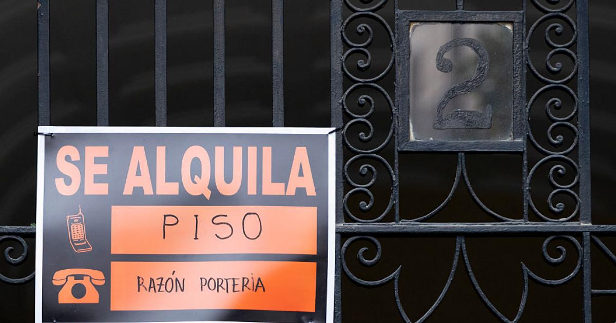 MADRID, SPAIN - APRIL 09: A 'SE ALQUILA' sign, 9 April 2026, in Madrid, Spain. The Deputy Director General for Asset Management of the Ministry of Inclusion, Social Security and Migration has denied the two-year extension requested by tenants of Social Security General Treasury housing in central Madrid neighbourhoods such as Arguelles, Lavapies, Ventas and Pacifico. (Photo By Eduardo Parra/Europa Press via Getty Images)