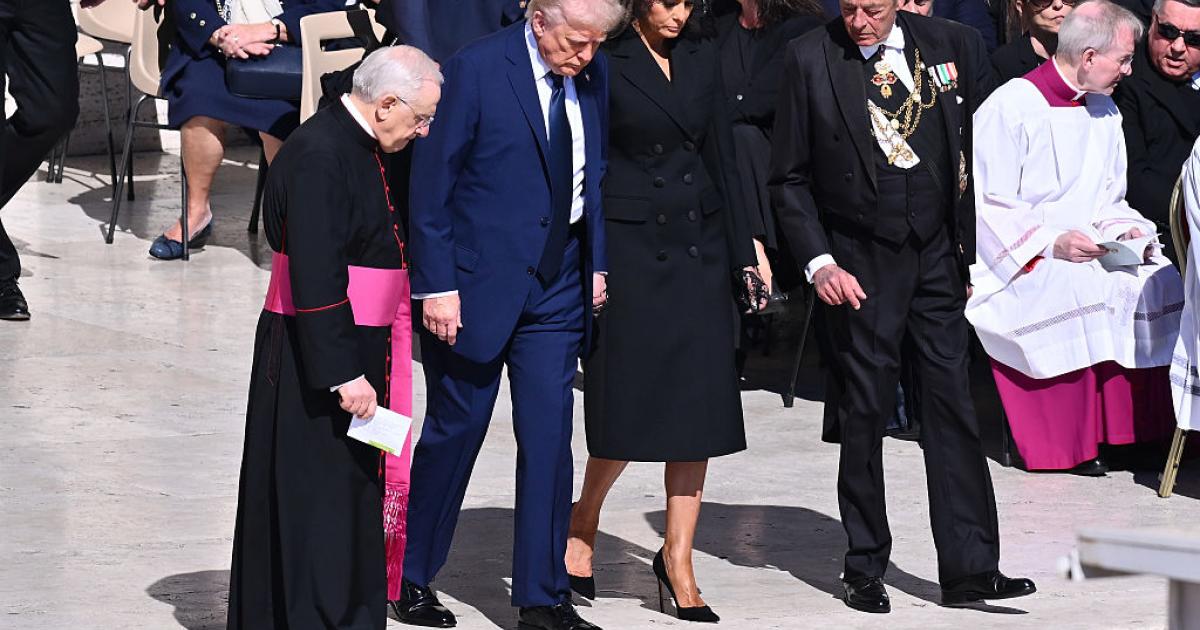 Donald Trump, junto a Melania y varios miembros de la curia vaticana, en el funeral por el papa Francisco