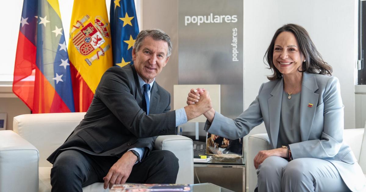 El lider del PP, Alberto Núñez Feijóo, y  la líder opositora de Venezuela, Maria Corina Machado