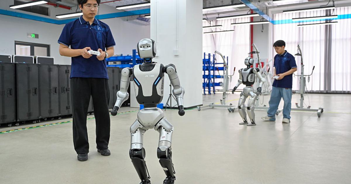 Operarios de una empresa china trabajan en el desarrollo de un robot humanoide
