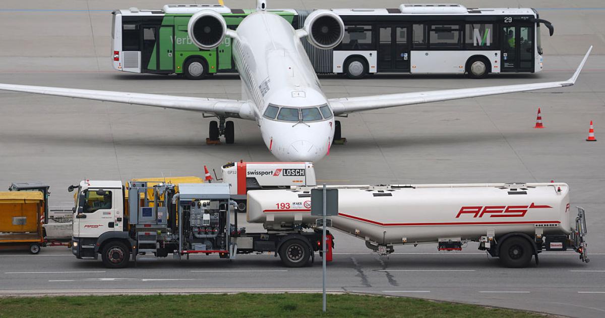 Un avión, en pleno repostaje en el aeropuerto de Múnich