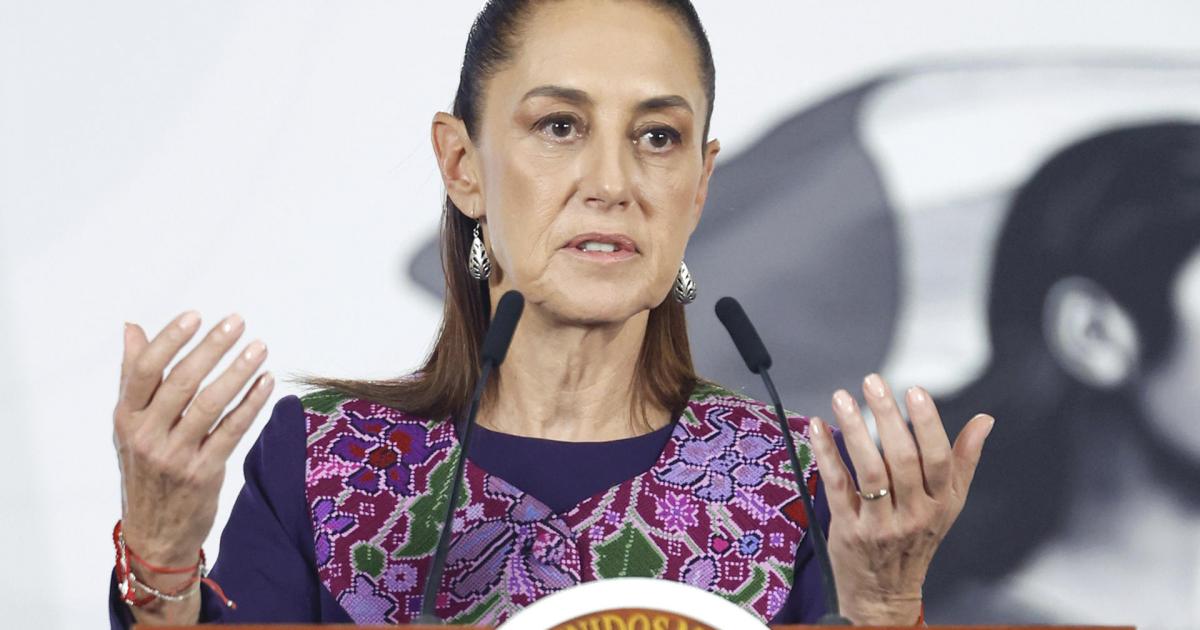 MEX9759. CIUDAD DE MÉXICO (MÉXICO), 16/04/2026.- La presidenta de México, Claudia Sheinbaum, habla durante una rueda de prensa este jueves, en el Palacio Nacional de la Ciudad de México (México). La empresa de fabricación electrónica Flex anunció una inversión de 1.000 millones de dólares en México para fabricación de equipo de centro de datos e Inteligencia Artificial (IA), lo que generará más de 5.000 empleos. EFE/ Sáshenka Gutiérrez