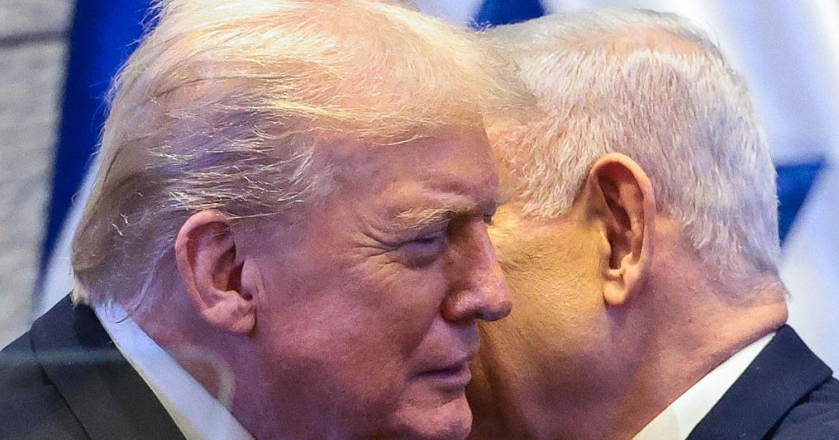 Donald Trump y Benjamin Netanyahu conversan en privado