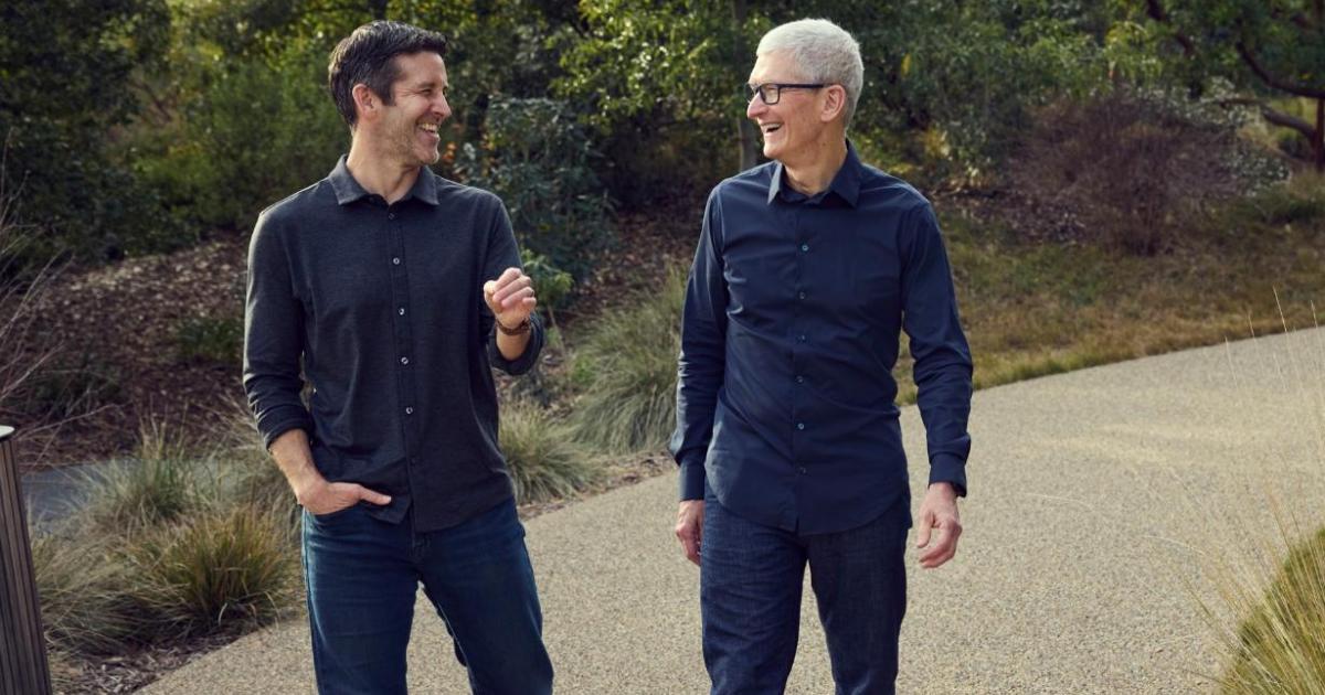 Foto de John Ternus y Tim Cook.
