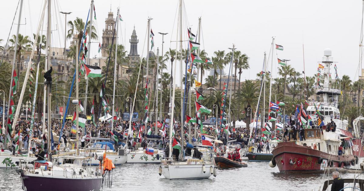 BARCELONA, 12/04/2026.- La Global Sumud Flotilla partió este domingo del Moll de la Fusta del Port Vell de Barcelona pero no se adentrará en aguas internacionales sino que amarrará en otro puerto barcelonés, porque las condiciones meteorológicas impiden iniciar la travesía. EFE/Marta Pérez
