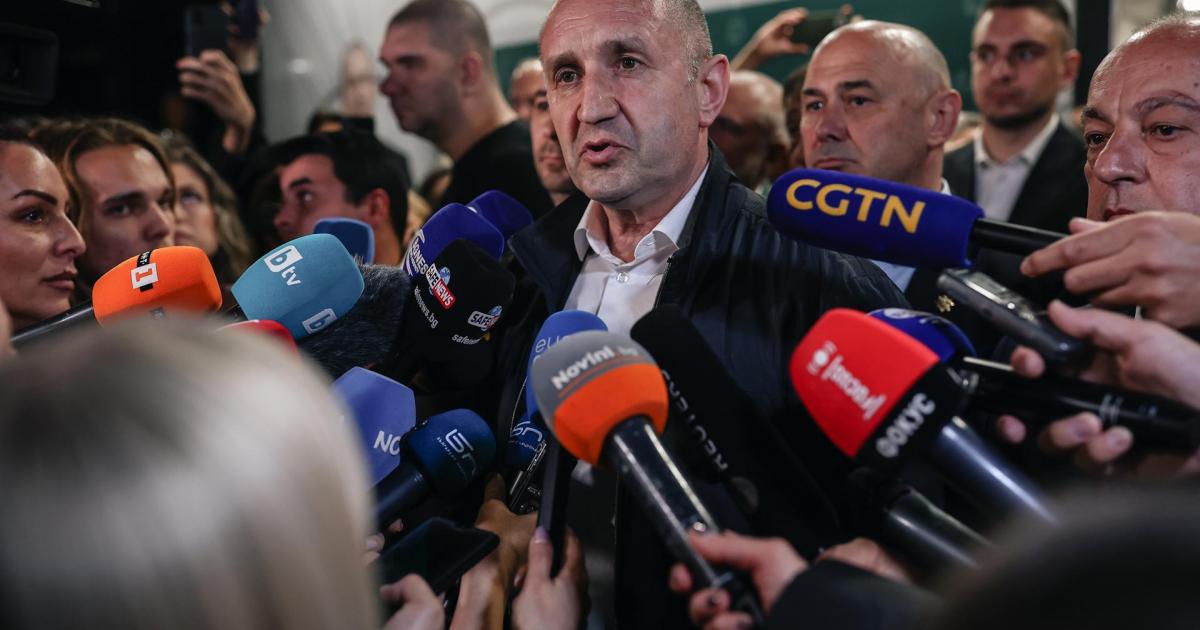 Rumen Radev, líder de la coalición Bulgaria Progresista, habla con los medios tras los primeros sondeos a pie de urna de las elecciones celebradas en Sofía, el 19 de abril de 2026.