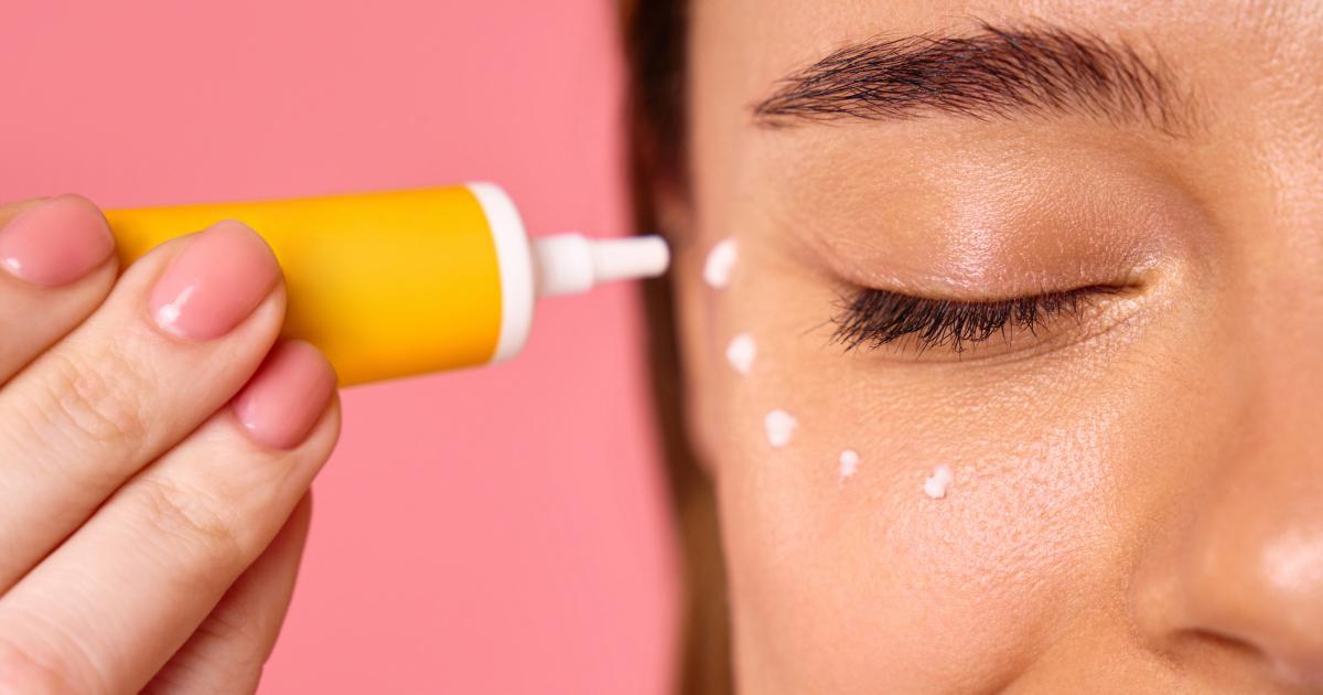 Un mujer aplicándose contorno de ojos