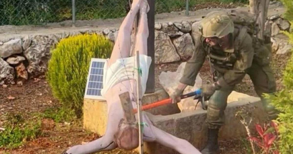 Un soldado de Israel, atacando a martillazos una talla de Cristo en Debel (Líbano), el 19 de abril de 2026.