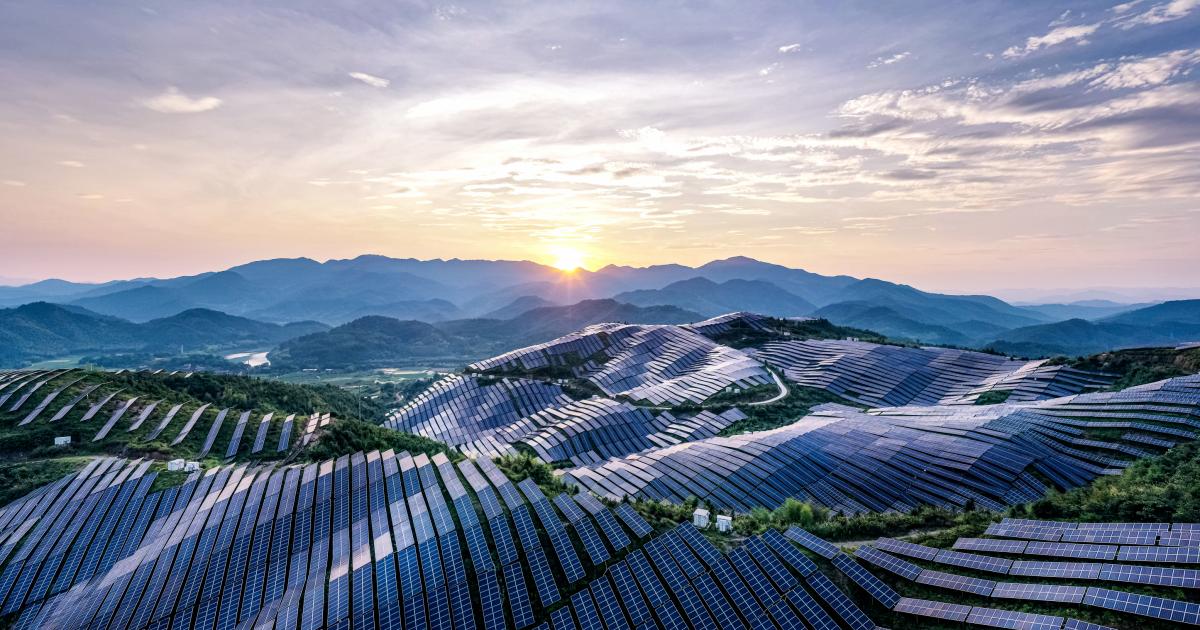 Imagen de archivo de una instalación fotovoltaica sobre unas colinas en Fujian (China).