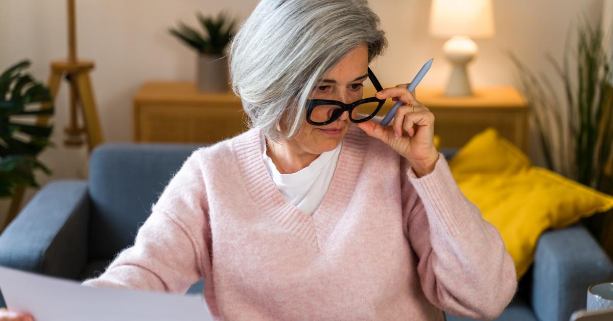 Una mujer se sujeta las gafas frente al ordenador