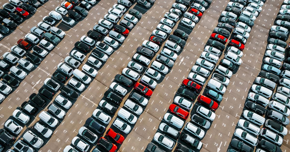 Un aparcamiento, abarrotado.
