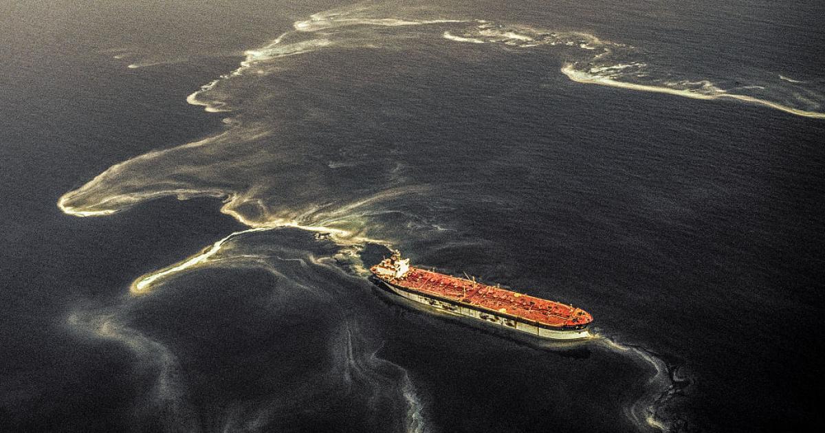 Vista de un petrolero rodeado por una mancha de petróleo tras ser atacado por lanchas patrulleras iraníes en el estrecho de Ormuz, en una imagen de archivo.