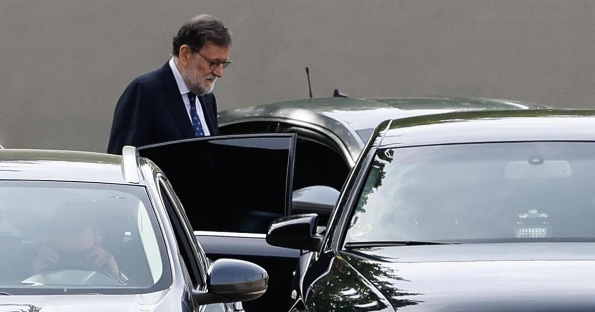 SAN FERNANDO DE HENARES (MADRID), 23/04/2026.- El expresidente del Gobierno Mariano Rajoy, a su salida del Tribunal Central de Instancia de la Audiencia Nacional, en San Fernando de Henares, este jueves. Rajoy volvió este jueves a la Audiencia Nacional para declarar como testigo en el juicio del caso Kitchen y a enfrentarse al fantasma de las siglas 'M.R' de los papeles de Bárcenas, quien asegura que le grabó destruyendo la última hoja de la contabilidad B del partido. EFE/Mariscal