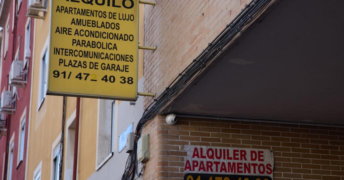 Anuncios de alquiler de distintos inmuebles, en una imagen de archivo en Madrid