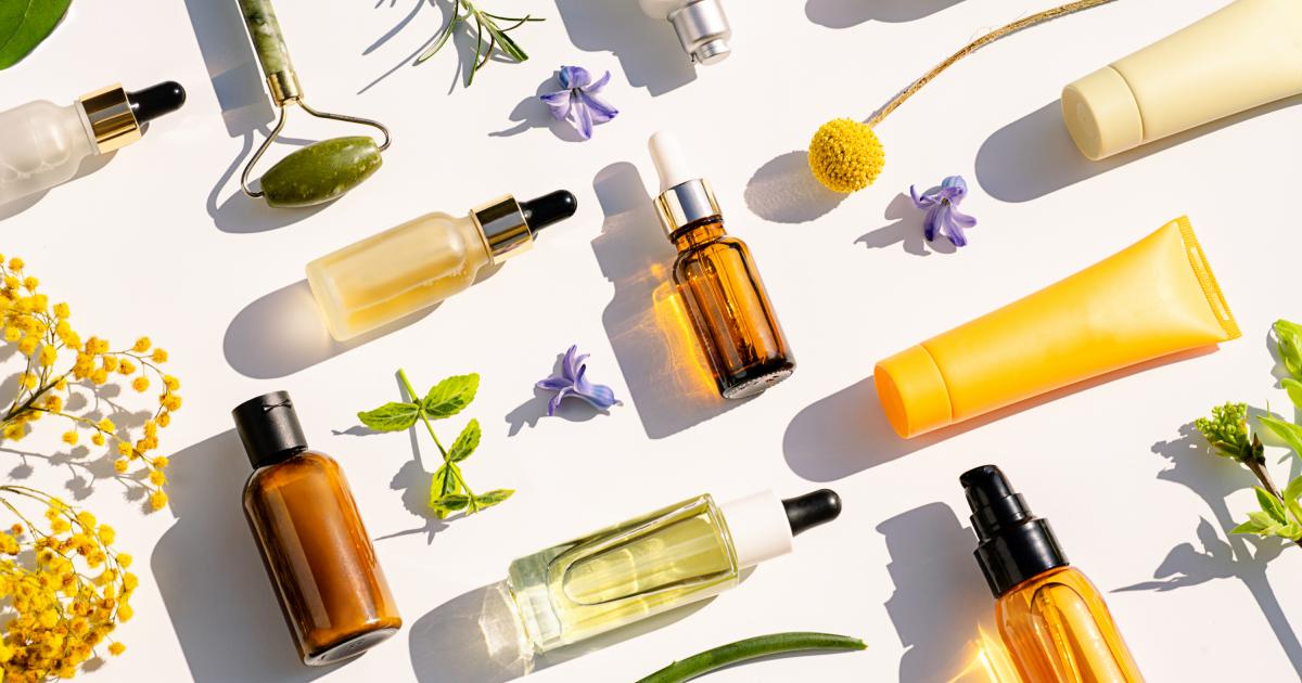Diferentes envases de productos de belleza y perfumería