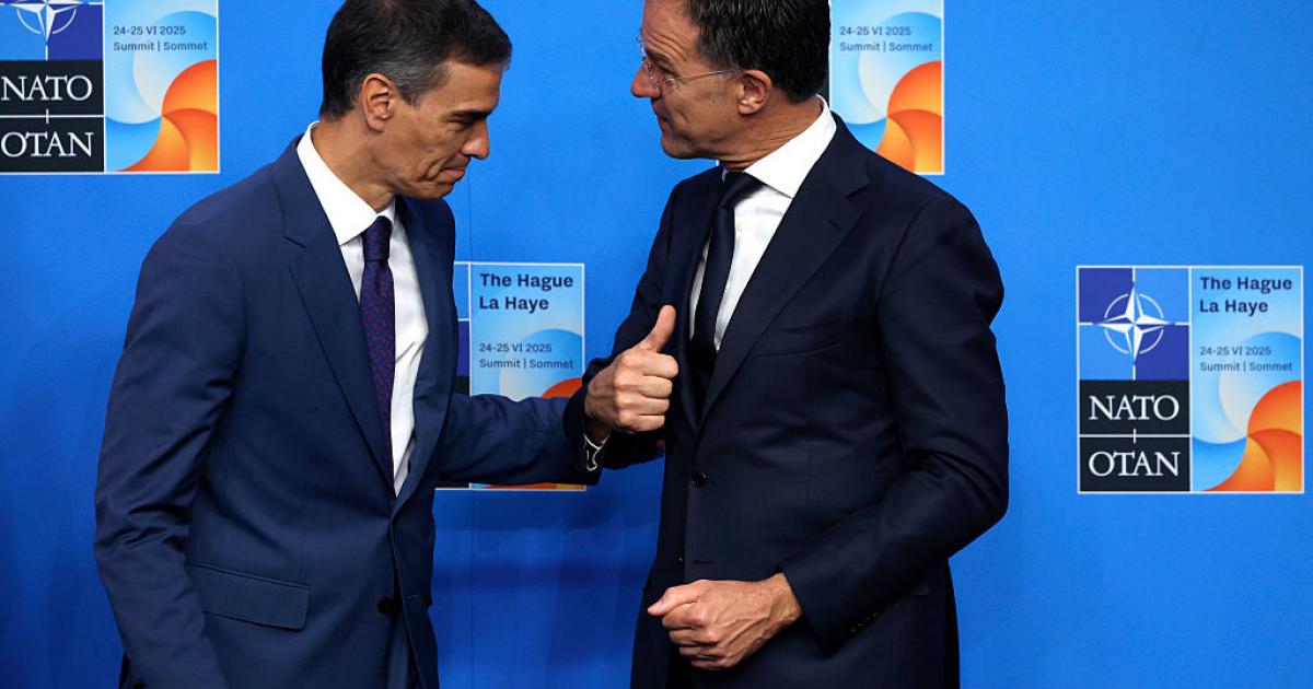 El presidente del Gobierno de España, Pedro Sánchez, con el secretario general de la OTAN, Mark Rutte, en la cumbre de la Alianza, el 25 de junio de 2025 en La Haya.
