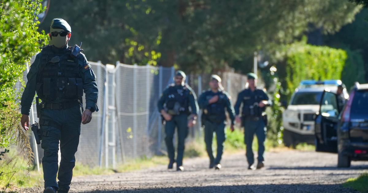Miembros de la Guardia Civil durante un nuevo reconocimiento en la vivienda de los padres del principal sospechoso y acusado de la muerte de Esther López, ocurrida el 16 de abril de 2026 en Traspinedo, Castilla y León, España.