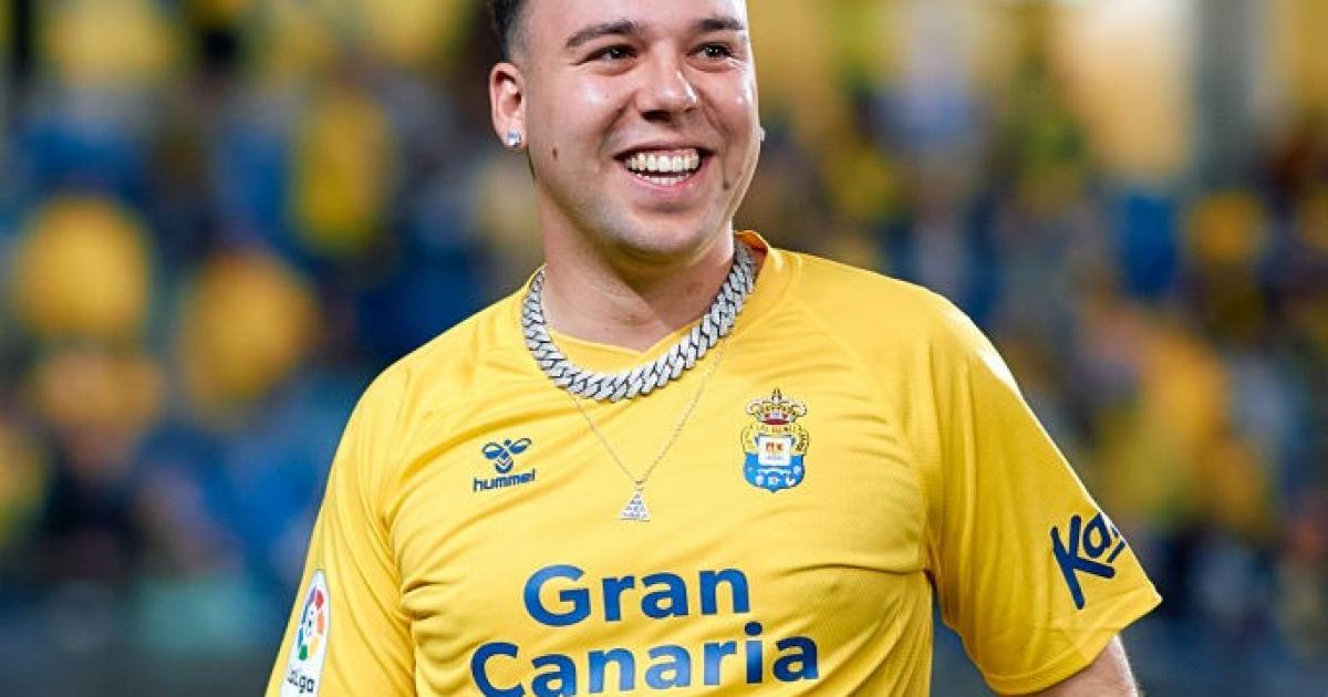 Quevedo con una camiseta de Gran Canaria