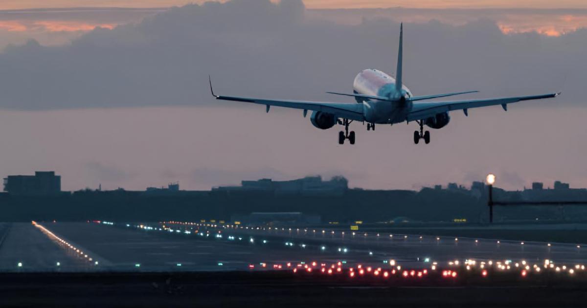 Un avión despegando al amanecer