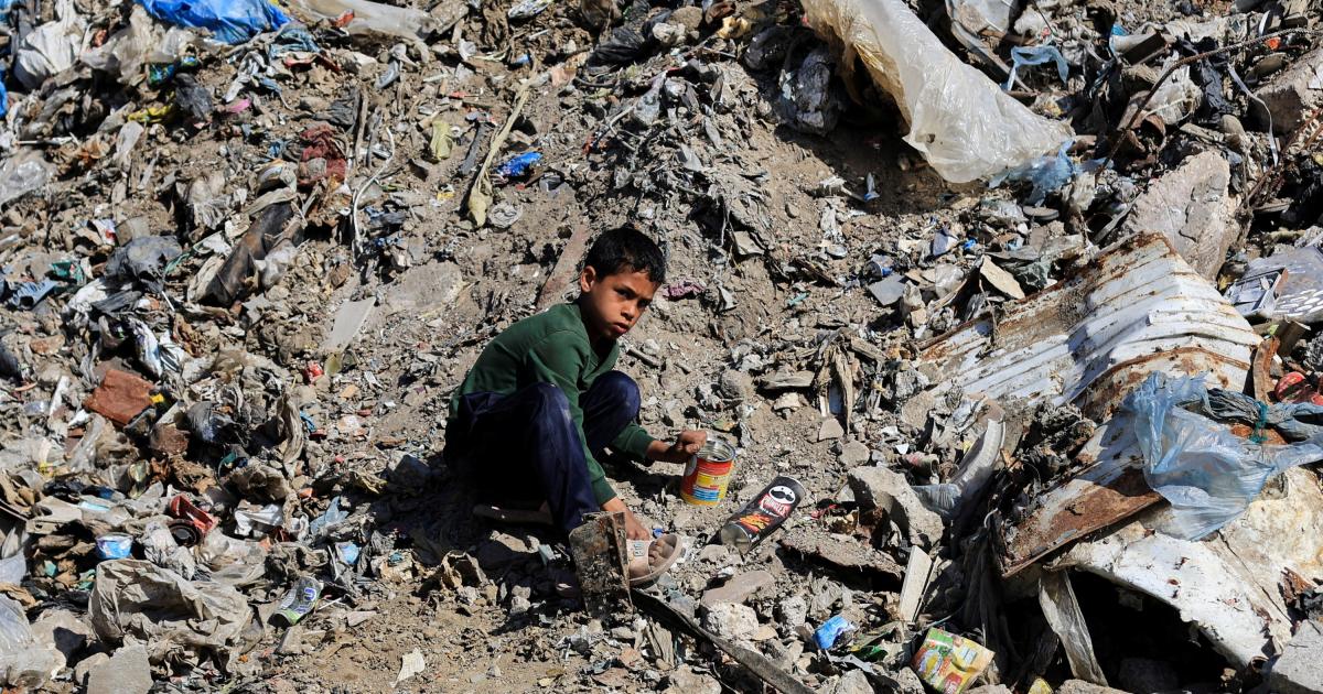 Un niño palestino se sienta en un basurero, cerca de un mercado improvisado, en la ciudad de Gaza, el 20 de abril de 2026.