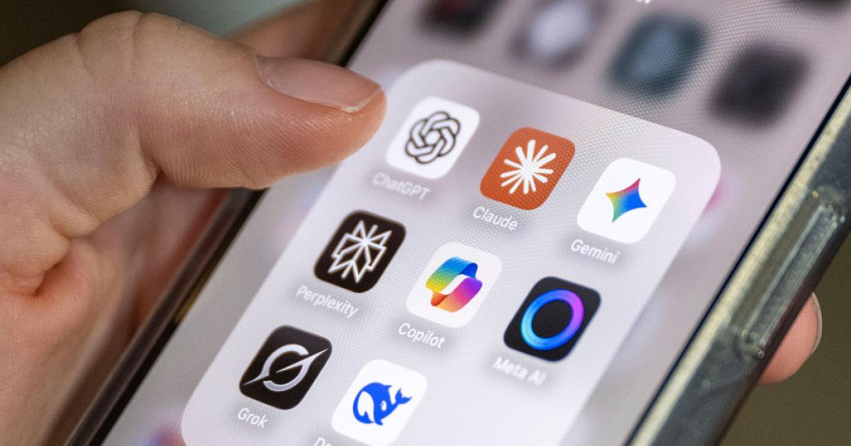 Un usuario muestras sus apps de IA en el móvil