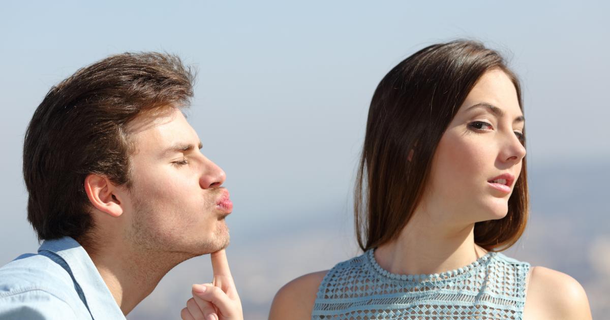 Una chica rechaza el beso de un chico.