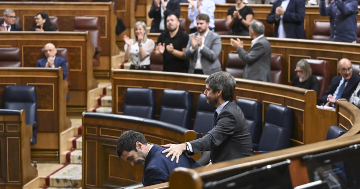 Pablo Bustinduy, junto a Ernest Urtasun, durante el debate de la prórroga de los contratos de alquiler, este martes en el Congreso