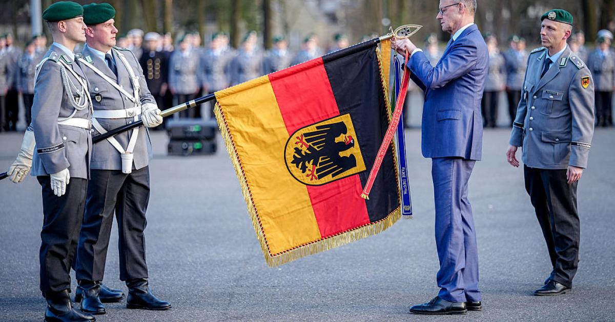 El canciller federal Friedrich Merz entrega la cinta de la bandera al batallón de la guardia de la Bundeswehr, el 23 de marzo de 2026, en Berlín.