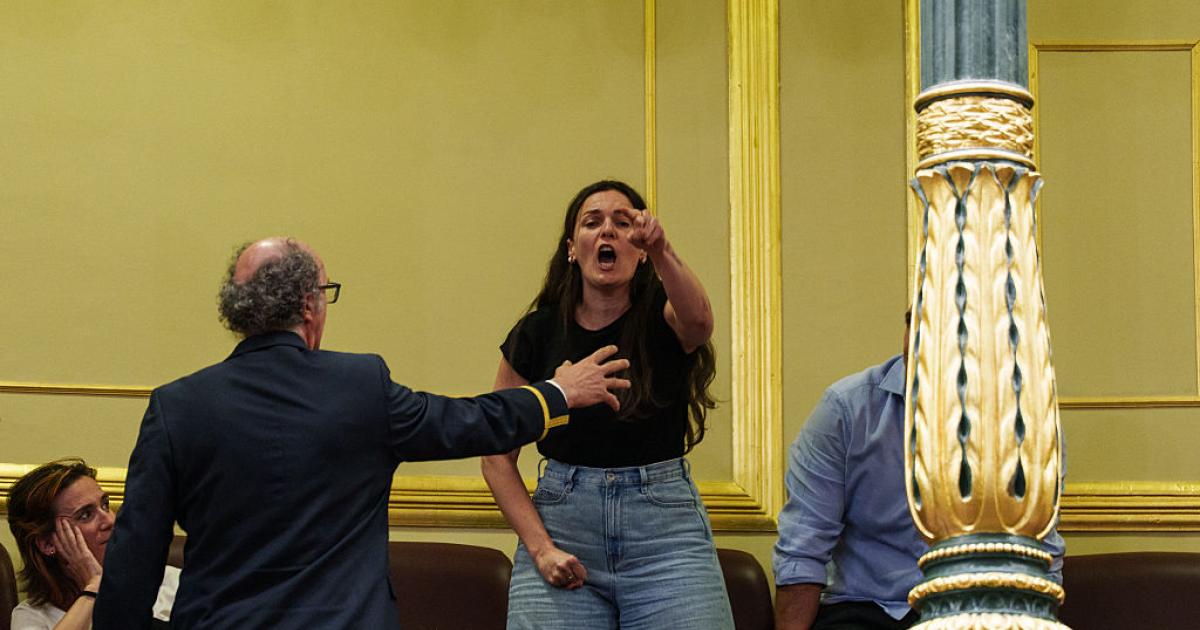 MADRID, SPAIN - APRIL 28: A person in the gallery reacts to the vote against during a plenary session in Congress, on 28 April, 2026 in Madrid, Spain. The plenary session of Congress will debate and vote this Tuesday, 28 April, on the decree law that includes the automatic extension of rents that expire in 2026 and 2027, a rule that does not have enough support for its approval due to the rejection expressed by the PP, Vox and Junts, who have an absolute majority. (Photo By Matias Chiofalo/Europa Press via Getty Images)