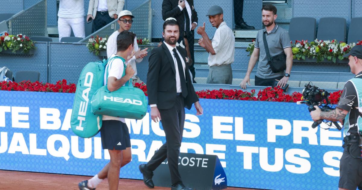 Rafa Jodar saluda a una persona en la grada