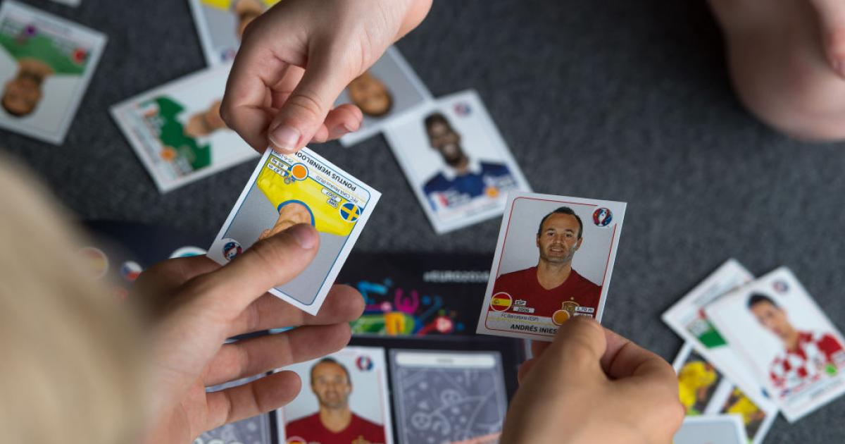 Chavales intercambiando cromos, en una imagen de archivo