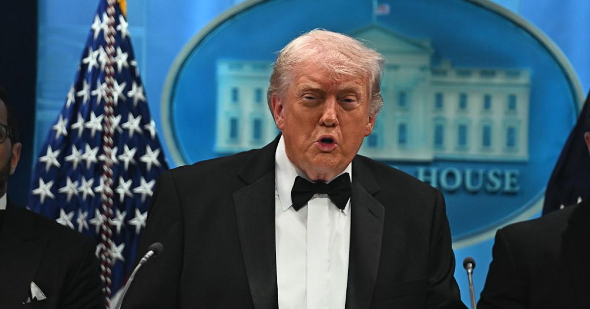 Donald Trump hablando tras el intento de atentado en la cena de corresponsales de la Casa Blanca