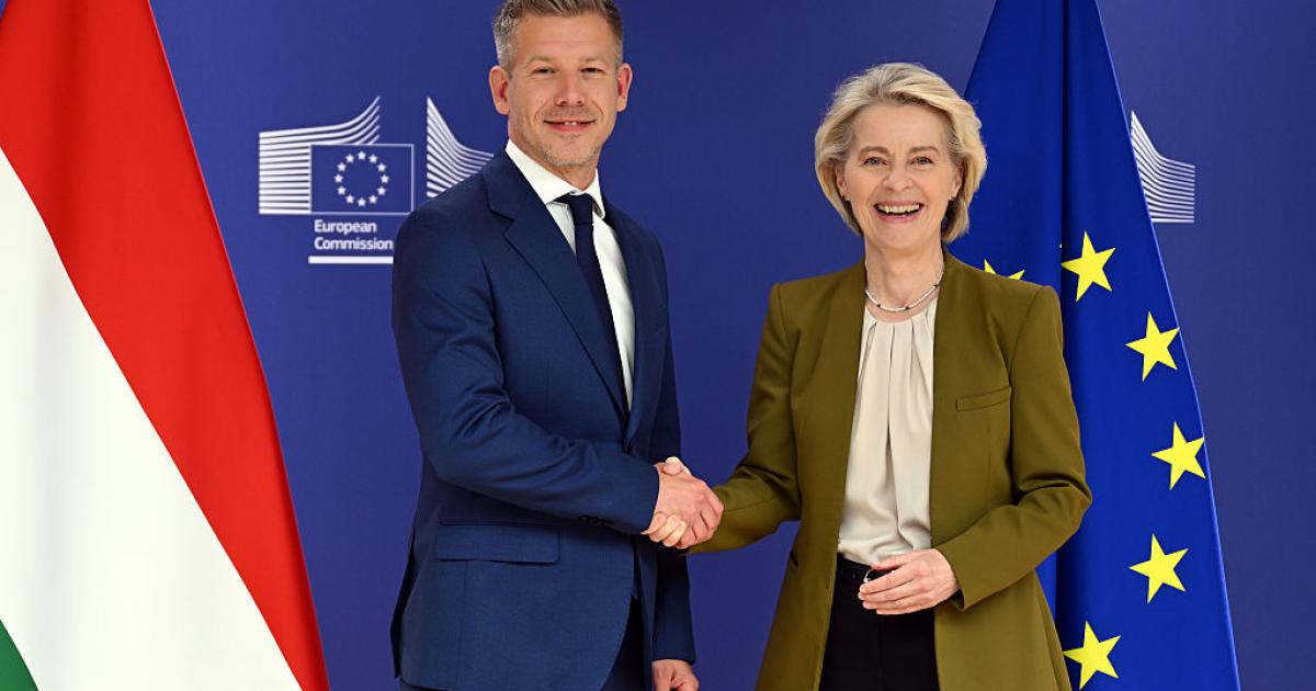 El ganador de las elecciones húngaras, Peter Magyar, y la presidenta de la Comisión Europea, Ursula von der Leyen, en Bruselas (Bélgica), el 29 de abril de 2026.