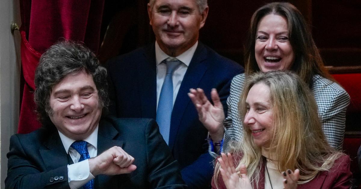 El presidente argentino, Javier Milei, junto a su hermana y Secretaria de la Presidencia, Karina Milei; en apoyo a Manuel Adorni, su jefe de gabinete investigado por presunto enriquecimiento ilícito.