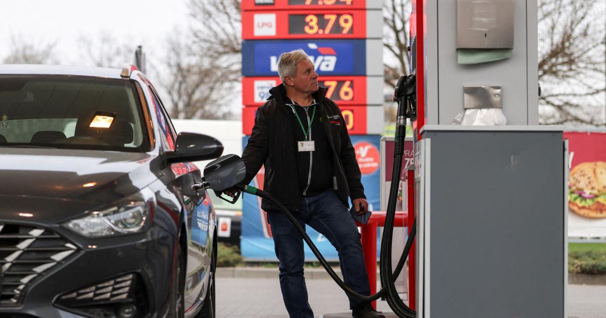 Un hombre reposta su coche en una gasolinera de Orlen, en Polonia, país que ha limitado los precios del combustible ante la crisis de Irán, el 31 de marzo de 2026.