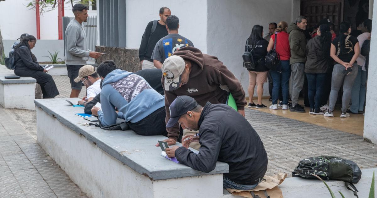 Numerosos inmigrantes realizan los trámites de regularización de su situación en las dependencias de la Asociación "Entre Mares" en Puerto del Rosario, en Fuerteventura, el 28 de abril de 2026.