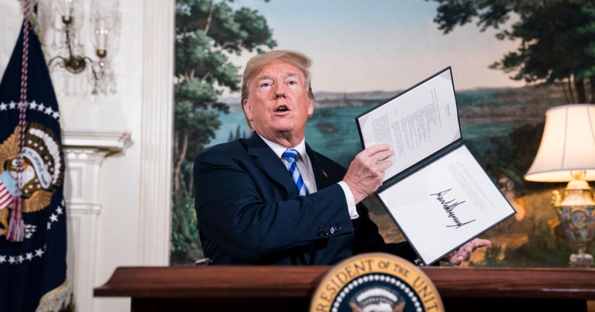 El presidente de EEUU, Donald Trump, firma el Memorando de Seguridad Nacional por el que abandona el acuerdo nuclear con Irán, el 8 de mayo de 2018, en la Casa Blanca.