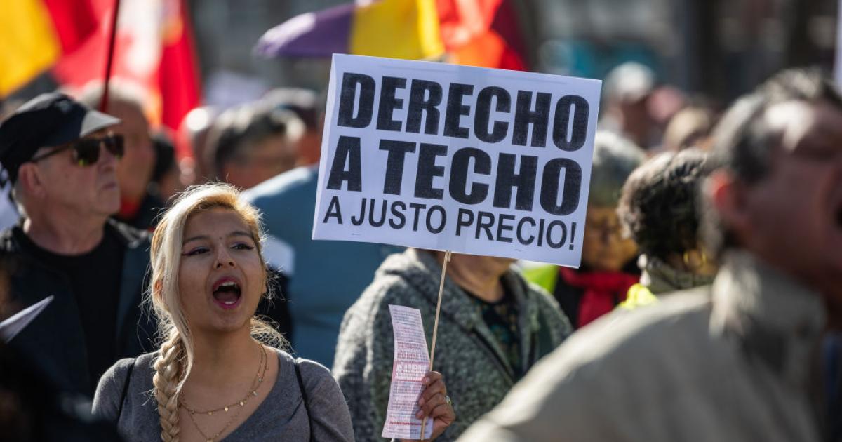 Una manifestante reclamando el derecho a un techo a un precio digno, en una manifestación por la vivienda en Madrid
