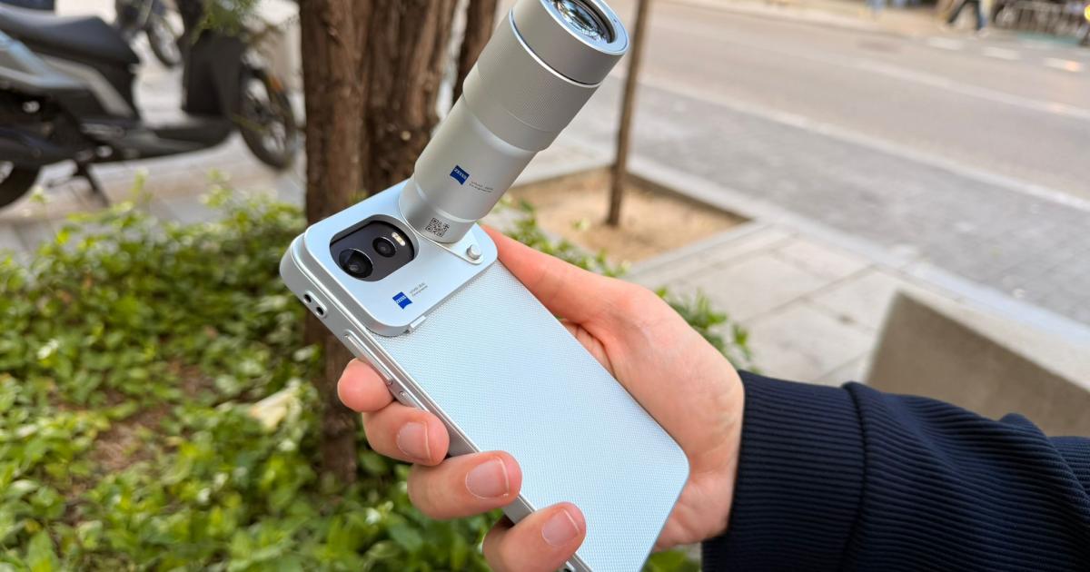 El nuevo vivo X300 FE, con el teleconvertidor extensor vivo ZEISS 200 mm Gen 2.