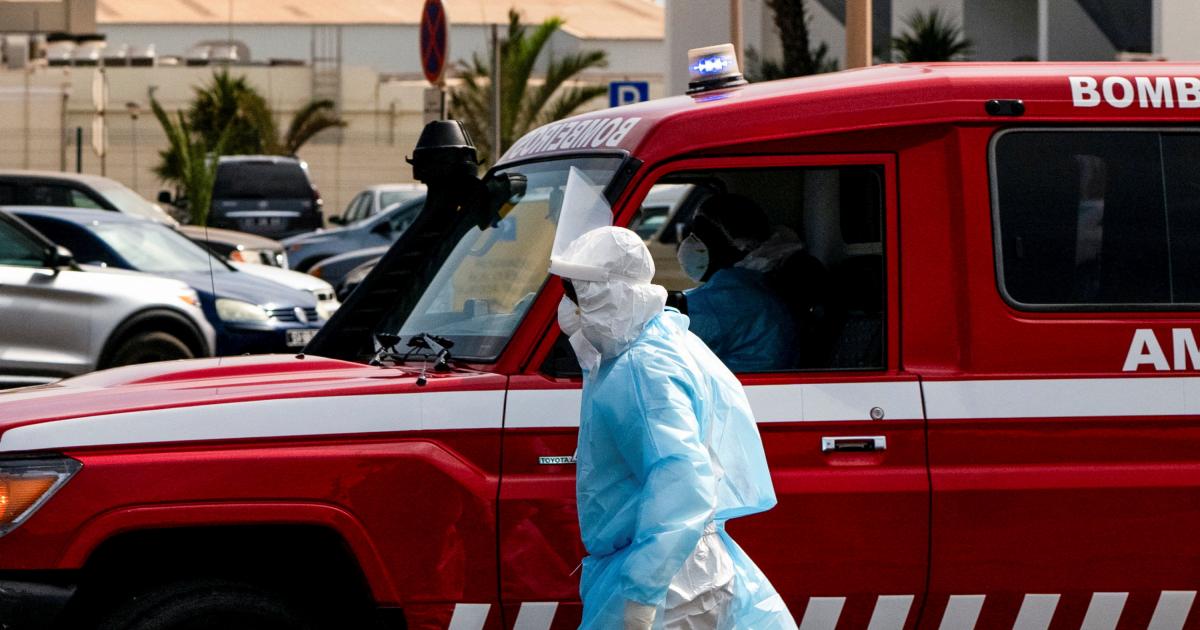 Una persona con un equipo protector, junto a una ambulancia, durante una operación de evacuación de pacientes con sospecha de hantavirus en Praia (Cabo Verde), el 6 de mayo de 2026.