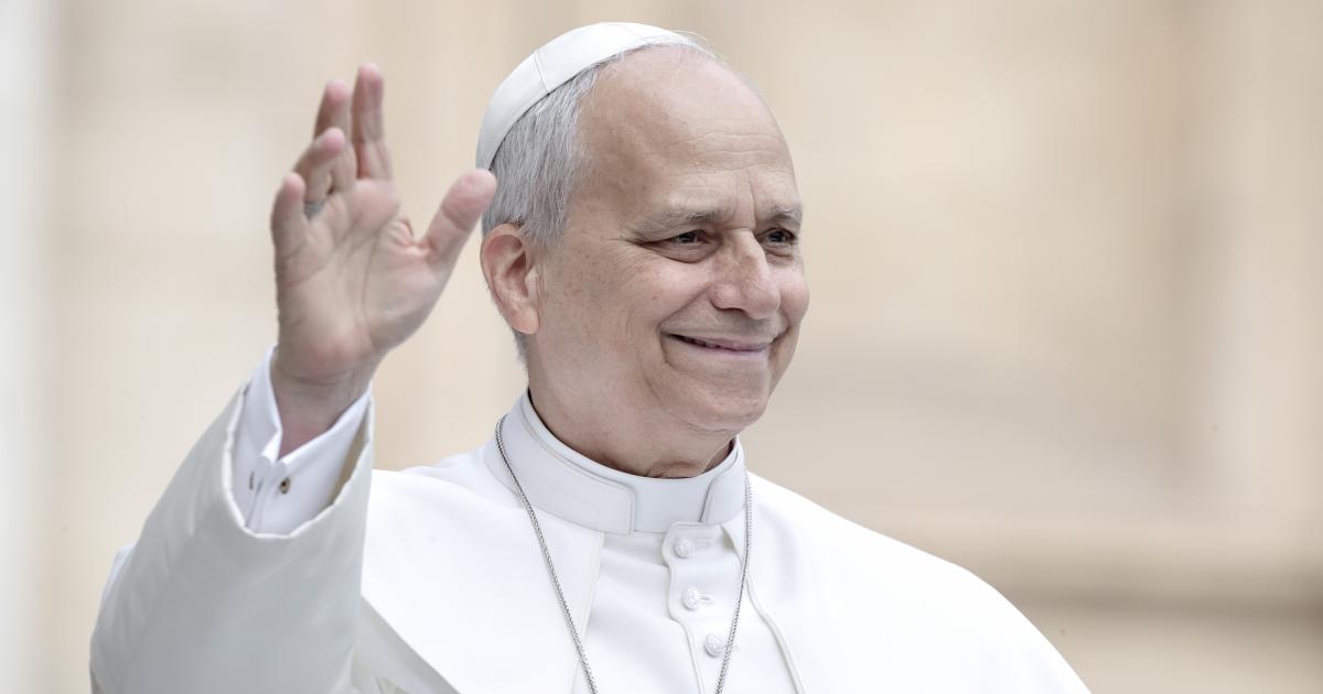 El papa León XIV saludando en la plaza de San Pedro