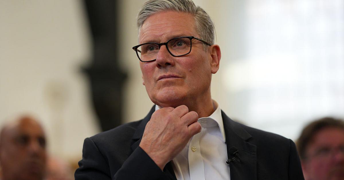 El primer ministro Keir Starmer se une a simpatizantes del partido en un centro comunitario en la campaña para las elecciones locales, el 5 de mayo de 2026 en Londres.