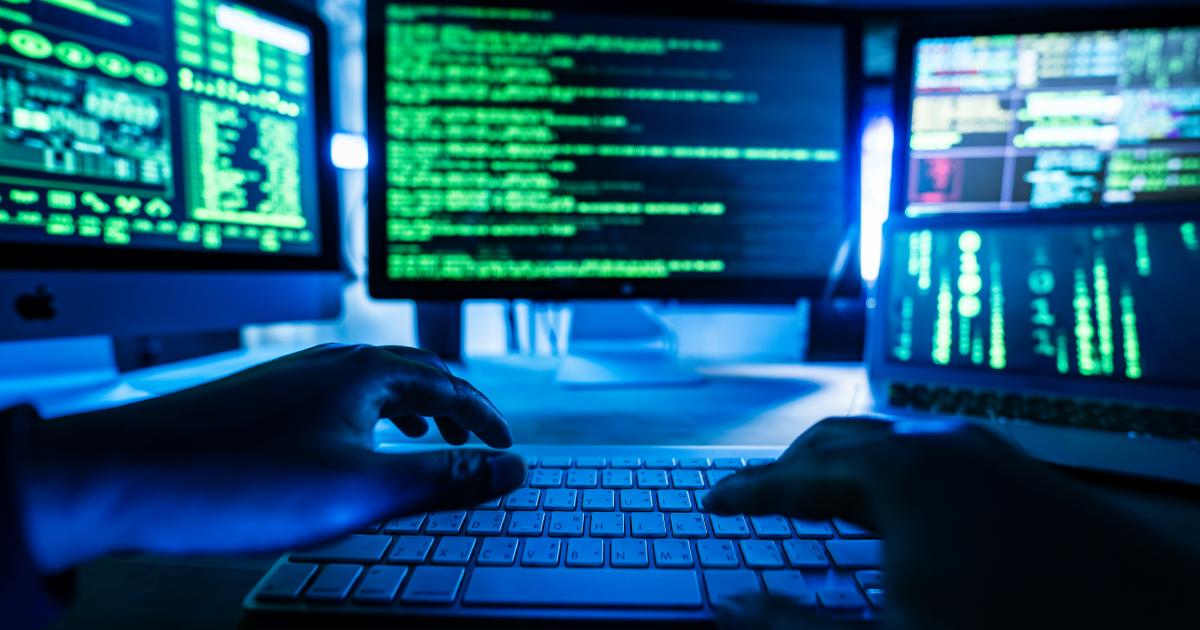 Imagen de archivo de un hacker, haciendo el mal.