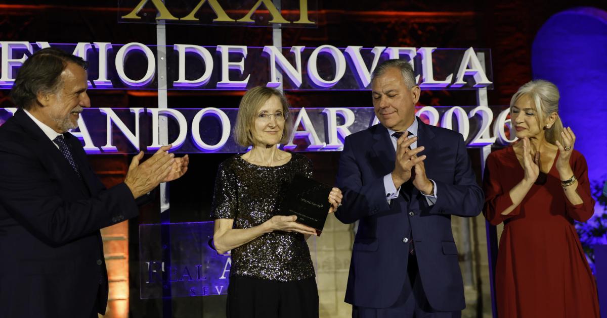 La escritora barcelonesa Marta Platel recogiendo su premio