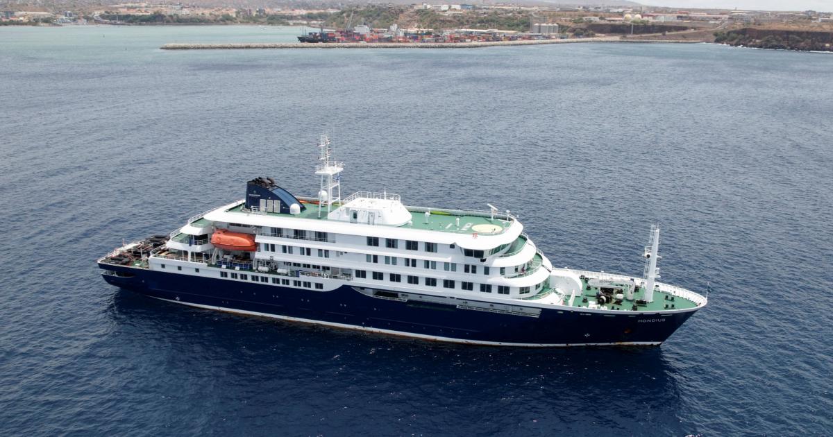 El buque MV Hondius, en Cabo Verde.