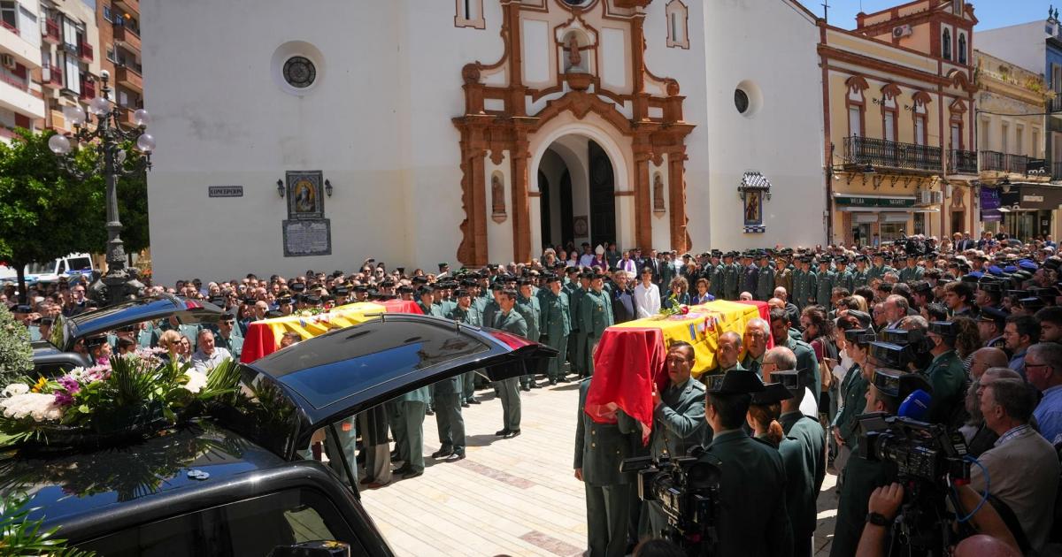 Los féretros de los dos agentes fallecidos en el funeral celebrado en la Parroquia de la Purísima Concepción de la capital onubense.