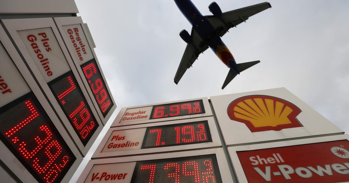 Los precios de la gasolina se muestran en una gasolinera Shell mientras un avión se aproxima al Aeropuerto Internacional de San Diego para aterrizar el 24 de abril de 2026 en San Diego, California.