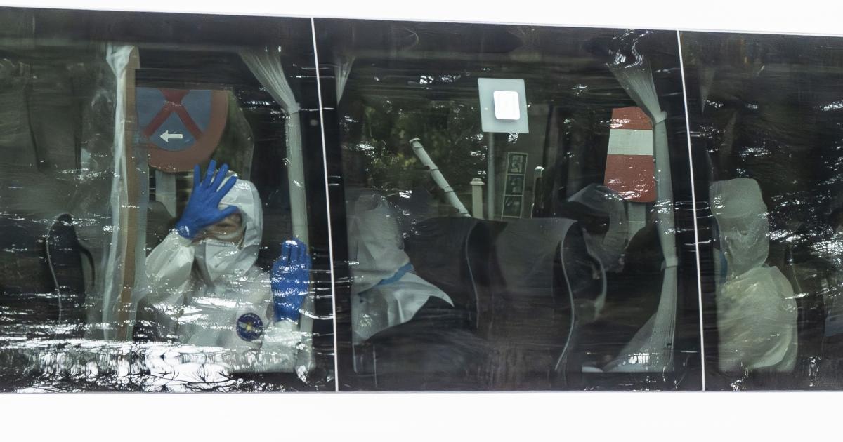 Un autobús transporta a los ciudadanos españoles que se encontraban en el crucero MV Hondius, desde la Base Aérea de Torrejón hasta el Hospital Gómez Ulla.
