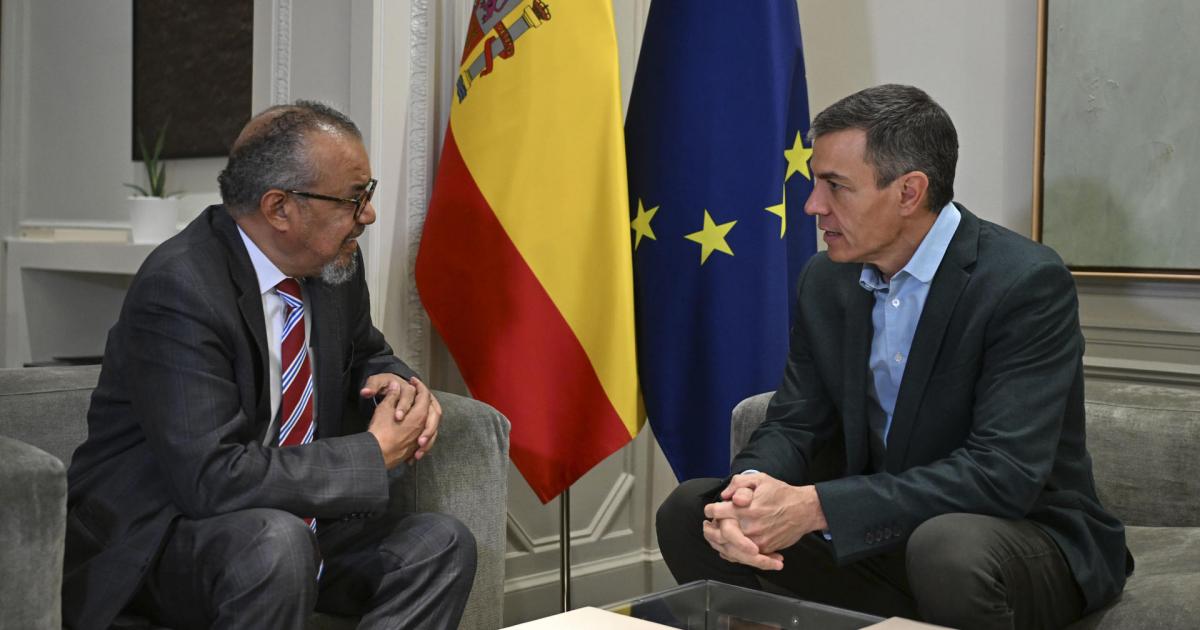 El presidente del Gobierno, Pedro Sánchez (d), con el director general de la OMS, Tedros Adhanom Ghebreyesus
