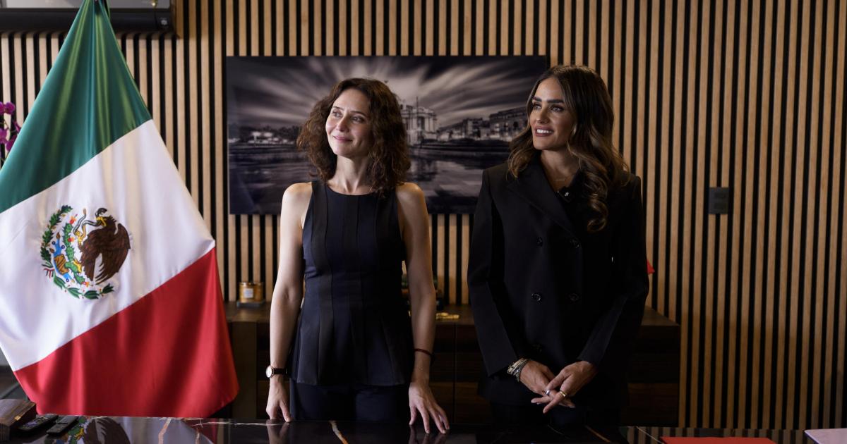 La presidenta de la Comunidad de Madrid, Isabel Díaz Ayuso, durante la reunión con la alcaldesa de Cuauhtémoc, Alessandra Rojo de la Vega (d)